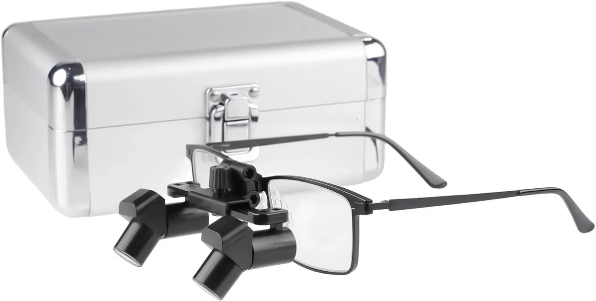 3.5X Flip-up Ergo Prisma Loupe Lupe Titan Rahmen, ergonomisches Design, mit Aluminiumbox, verstellbare Zwischenpupillen und Winkelbetracht (Working Distance 440-540m)